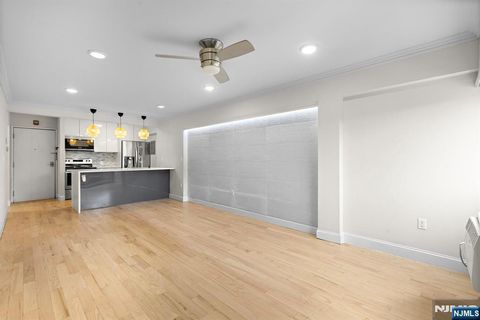Photo of 333 Grand Ave #1I, Palisades Park, NJ 07650 (MLS # 26018347)