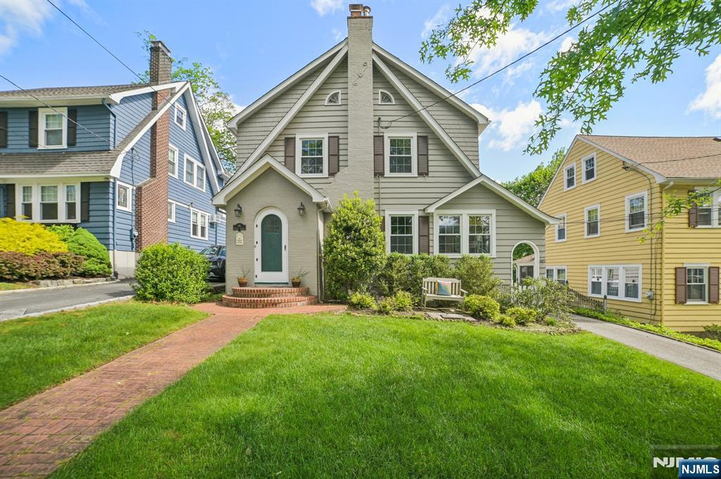 Property for Sale at 86 Hillside Avenue, Verona, New Jersey - Bedrooms: 3 
Bathrooms: 3 
Rooms: 8  - $699,000