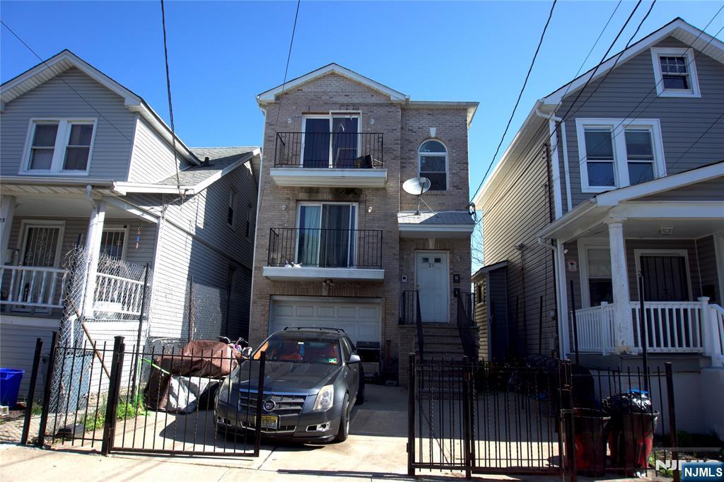 23 Edwin Place, Newark, New Jersey - 7 Bedrooms  
5 Bathrooms  
11 Rooms - 