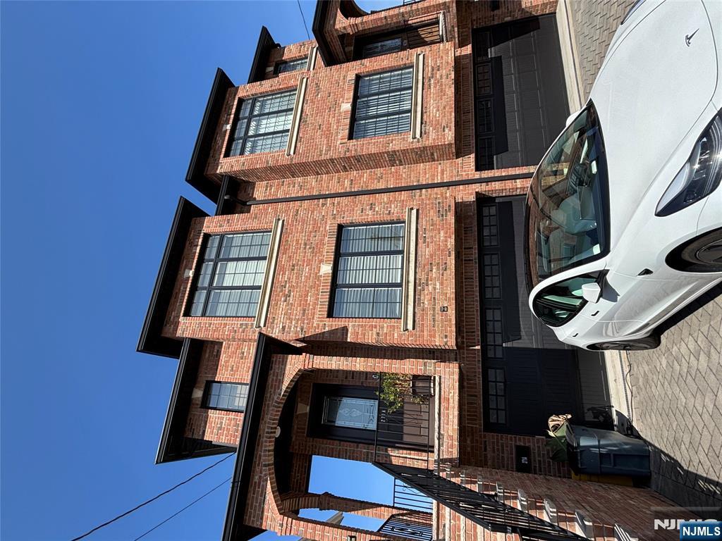 271 Roff, Palisades Park, New Jersey - 3 Bedrooms  
4 Bathrooms  
11 Rooms - 