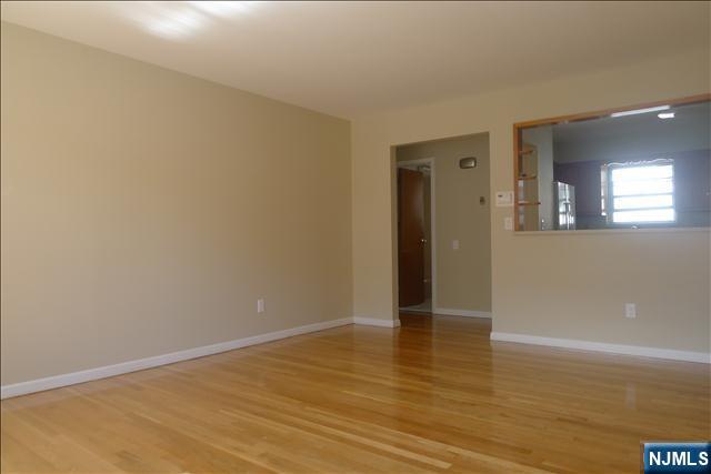 129131 6th St 2, Fairview, New Jersey - 2 Bedrooms  
1 Bathrooms  
4 Rooms - 