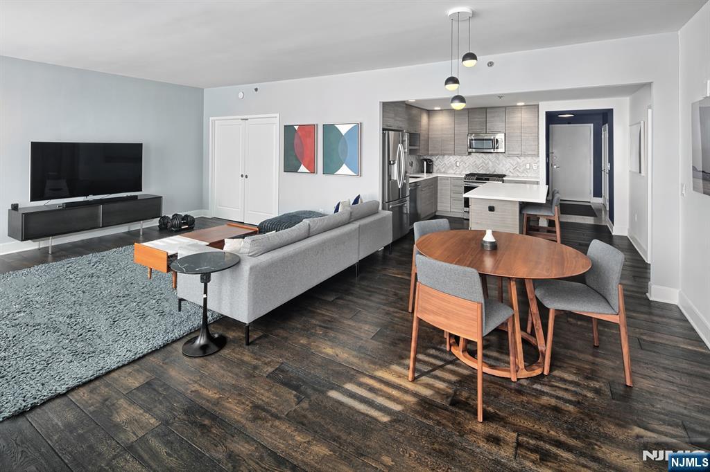 1025 Maxwell Lane 1104