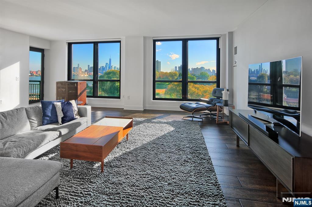 1025 Maxwell Lane 1104