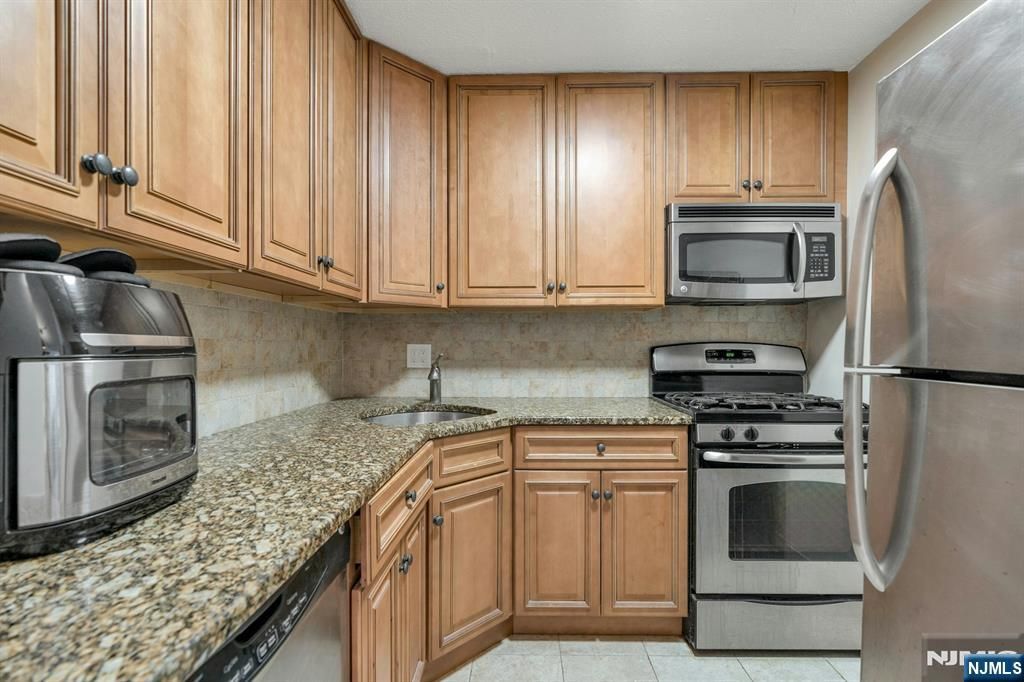 Photo of 555 North Avenue #12 A, Fort Lee, NJ 07024 (MLS # 25031304)