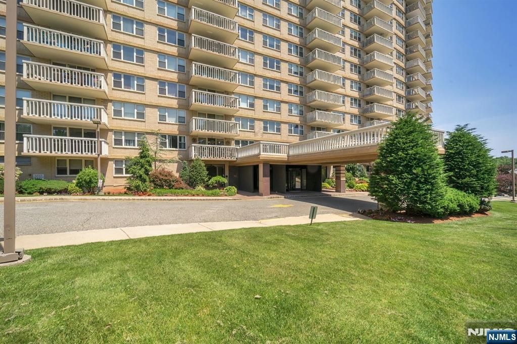 Photo of 555 North Avenue #12 A, Fort Lee, NJ 07024 (MLS # 25031304)