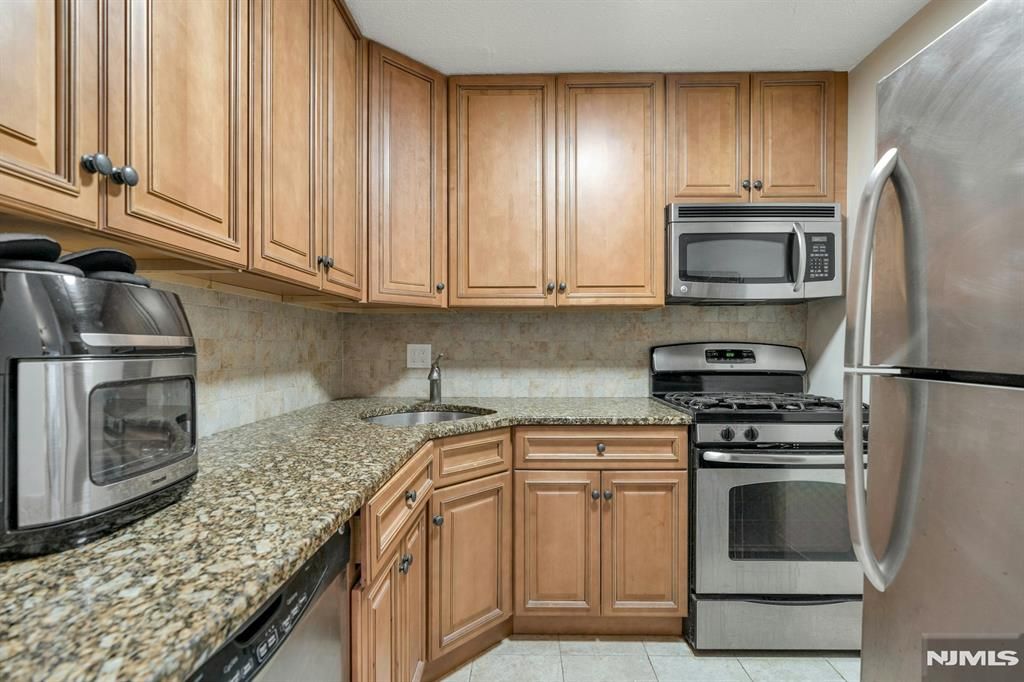 Photo of 555 North Avenue #12 A, Fort Lee, NJ 07024 (MLS # 25031304)