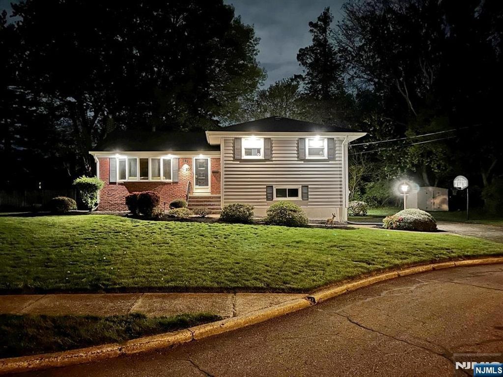 Photo of 800 Glenside Court, Oradell, NJ 07649 (MLS # 26015924)