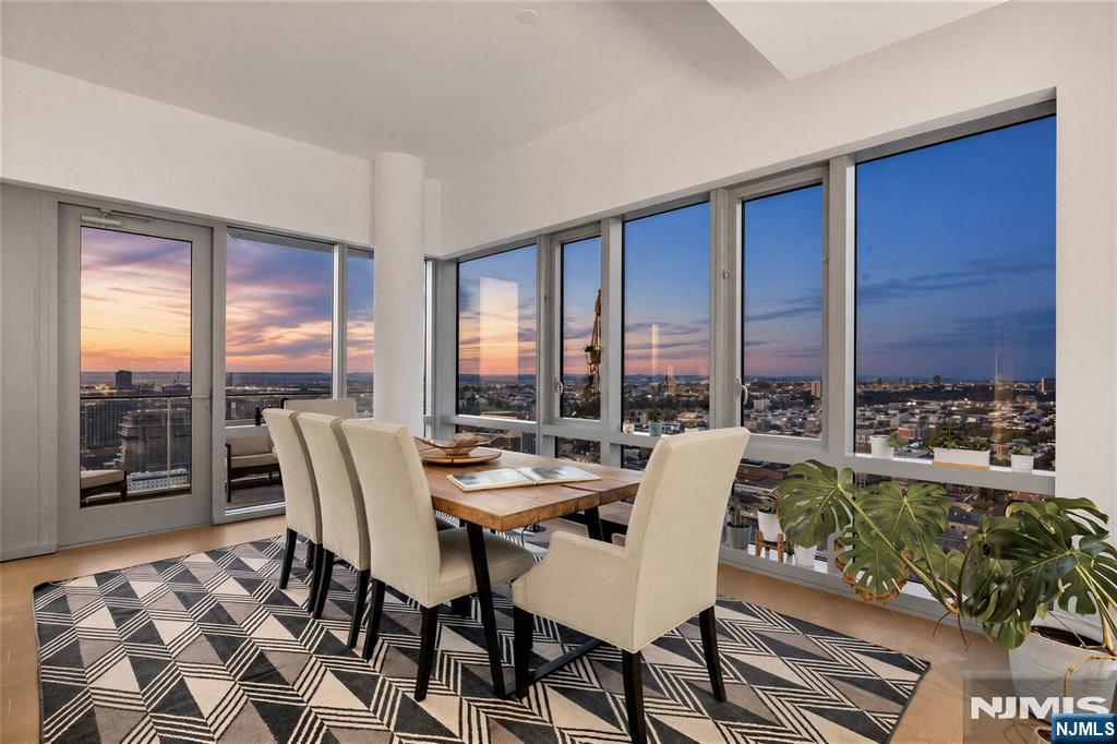 75 Park Lane PH-3701