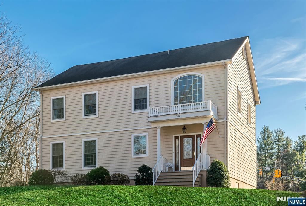 Photo of 500 Blue Hill Terrace, Franklin Lakes, NJ 07417 (MLS # 25041486)