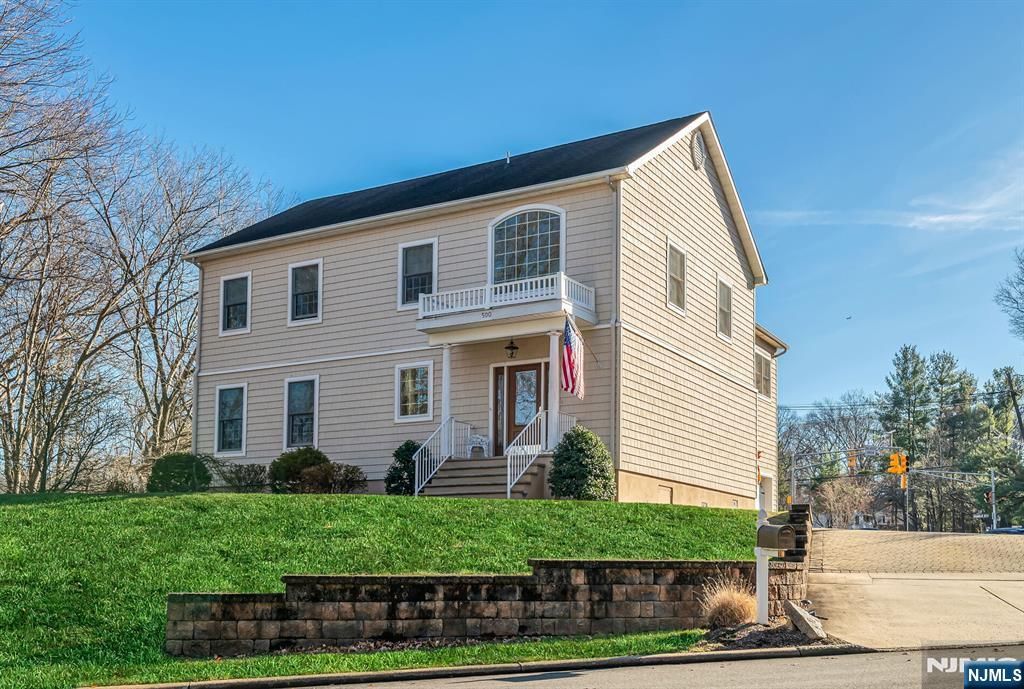 Photo of 500 Blue Hill Terrace, Franklin Lakes, NJ 07417 (MLS # 25041486)