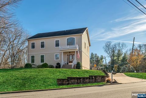 Photo of 500 Blue Hill Terrace, Franklin Lakes, NJ 07417 (MLS # 25041486)