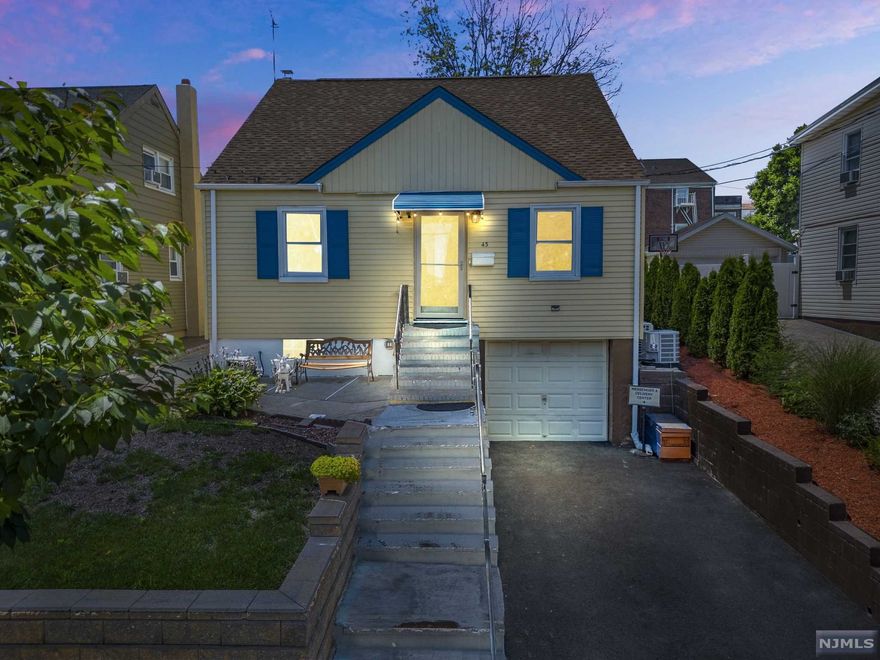 Single family in Belleville offering 5 Bedrooms, 2 Bathrooms, living room, dining room, kitchen, 1 car garage attached, semi-finished basement with 2 bonus rooms, a lot of closets spaces and backyard. Easy access to highway, schools, shopping centers and public transportation.