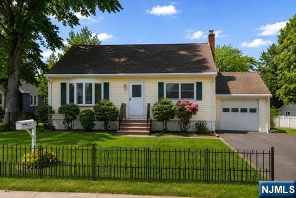 Photo of 37 Linden Road, Wayne, NJ 07470 (MLS # 26018453)