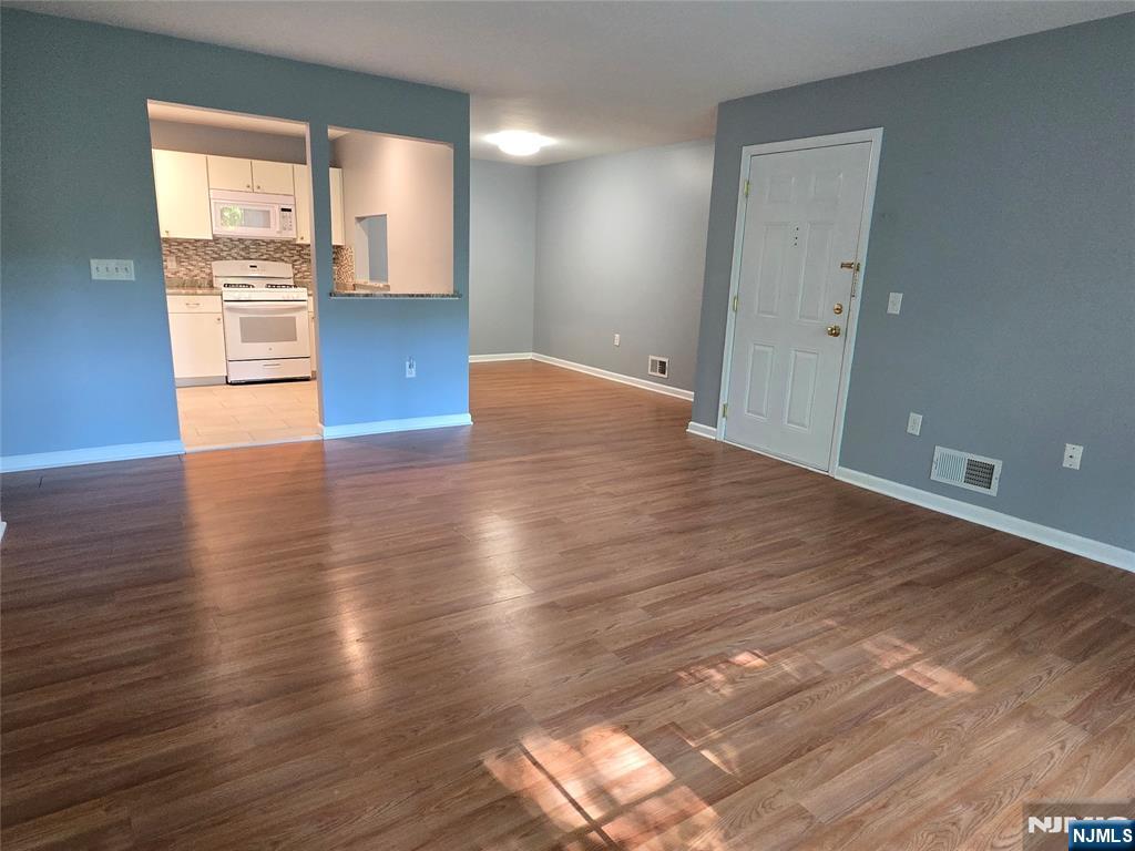 Rental Property at 920 Juniper Way, Mahwah, New Jersey - Bedrooms: 2 
Bathrooms: 2 
Rooms: 7  - $2,800 MO.