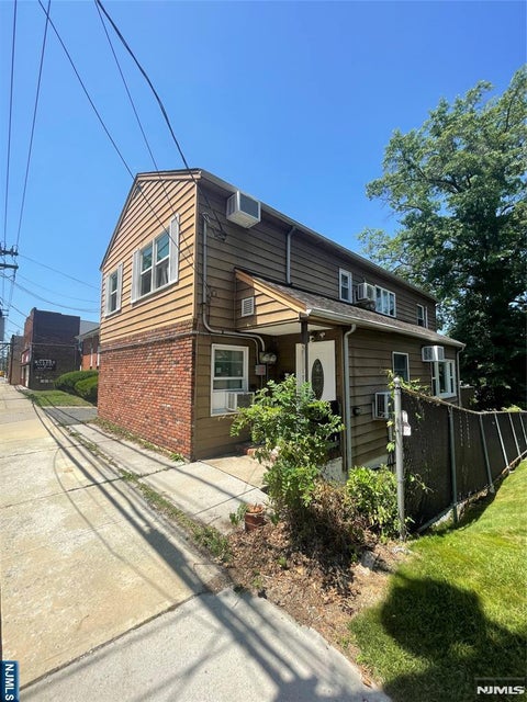 Photo of 850 Palisade Avenue, Teaneck, NJ 07666 (MLS # 26024835)