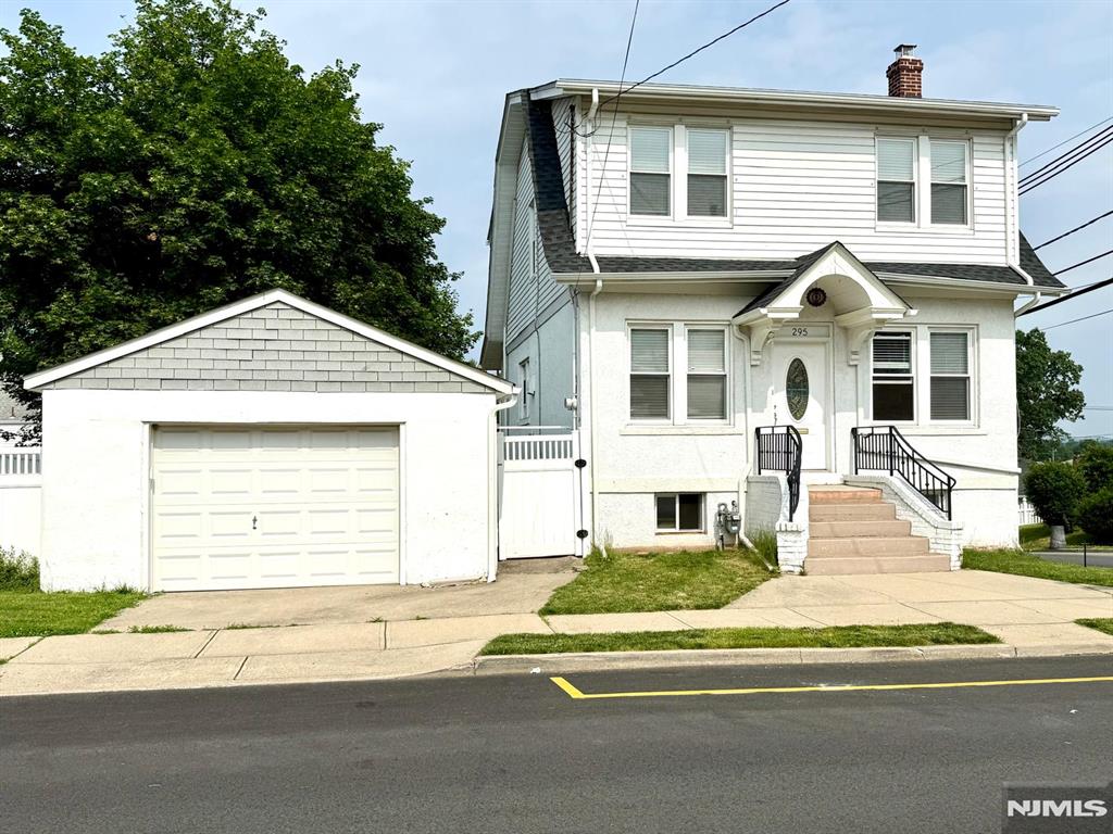 295 Malcolm Ave, Garfield, New Jersey - 3 Bedrooms  
3 Bathrooms  
7 Rooms - 