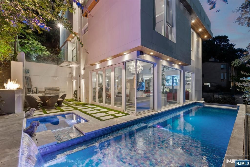 Photo of 31 Casta Lane, Edgewater, NJ 07020 (MLS # 25040248)