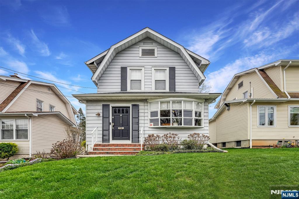 Property for Sale at 125 Highfield Lane, Nutley, New Jersey - Bedrooms: 3 
Bathrooms: 2 
Rooms: 6  - $649,000