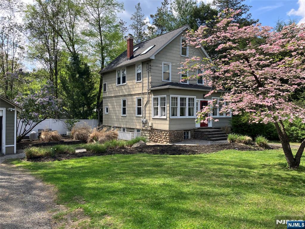 Rental Property at 179 Evergreen St Floor 2, Hillsdale, New Jersey - Bedrooms: 2 
Bathrooms: 1 
Rooms: 5  - $2,500 MO.