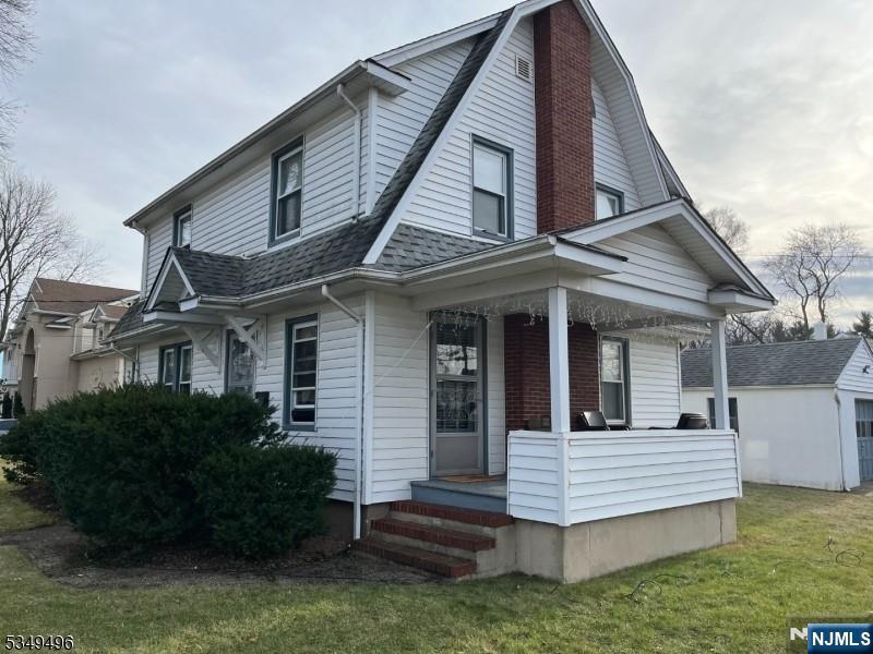 208 Midland Ave, Paramus, New Jersey - 3 Bedrooms  
2 Bathrooms  
7 Rooms - 
