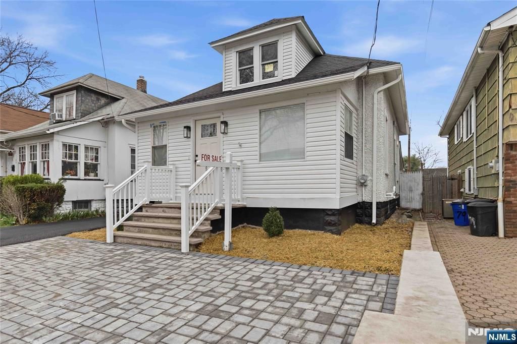 Photo of 77 Lakeside Avenue, Pompton Lakes, NJ 07442 (MLS # 26016358)
