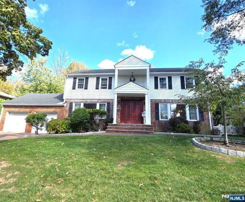 Photo of 51 N Virginia Ct, Englewood Cliffs, NJ 07632 (MLS # 25029098)
