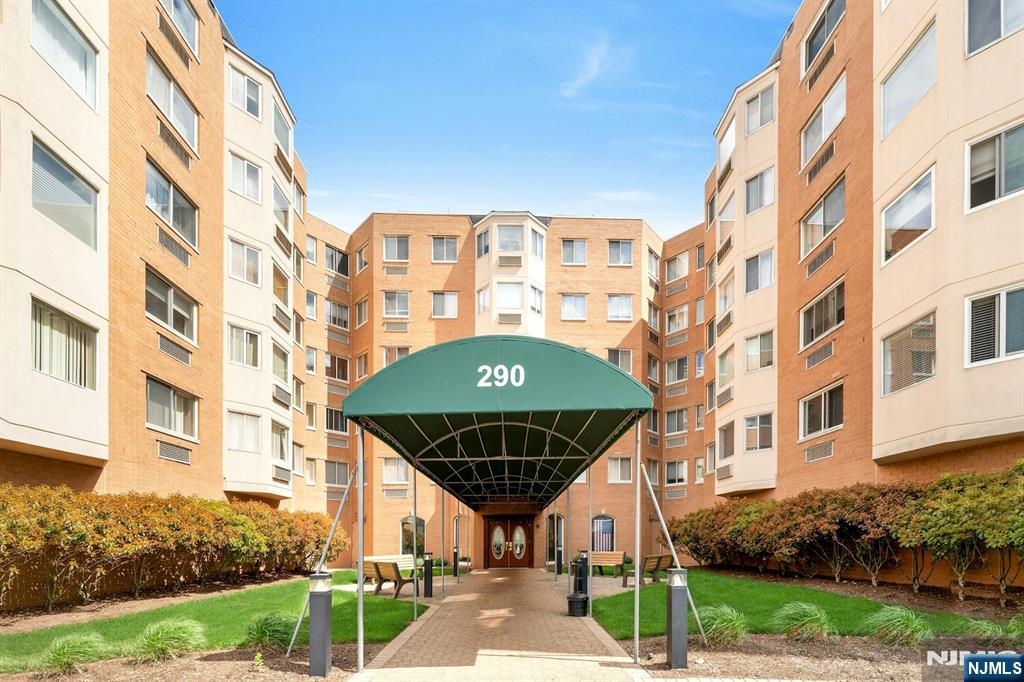 290 Anderson Street 6F