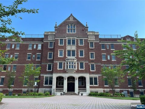 Photo of 5401 Rio Vista Dr, Mahwah, NJ 07430 (MLS # 25038235)