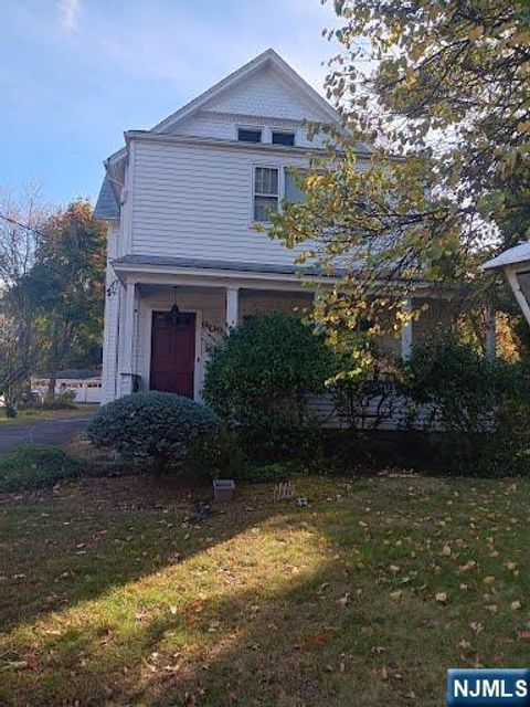 Photo of 909 S Maple, Glen Rock, NJ 07452 (MLS # 25039010)