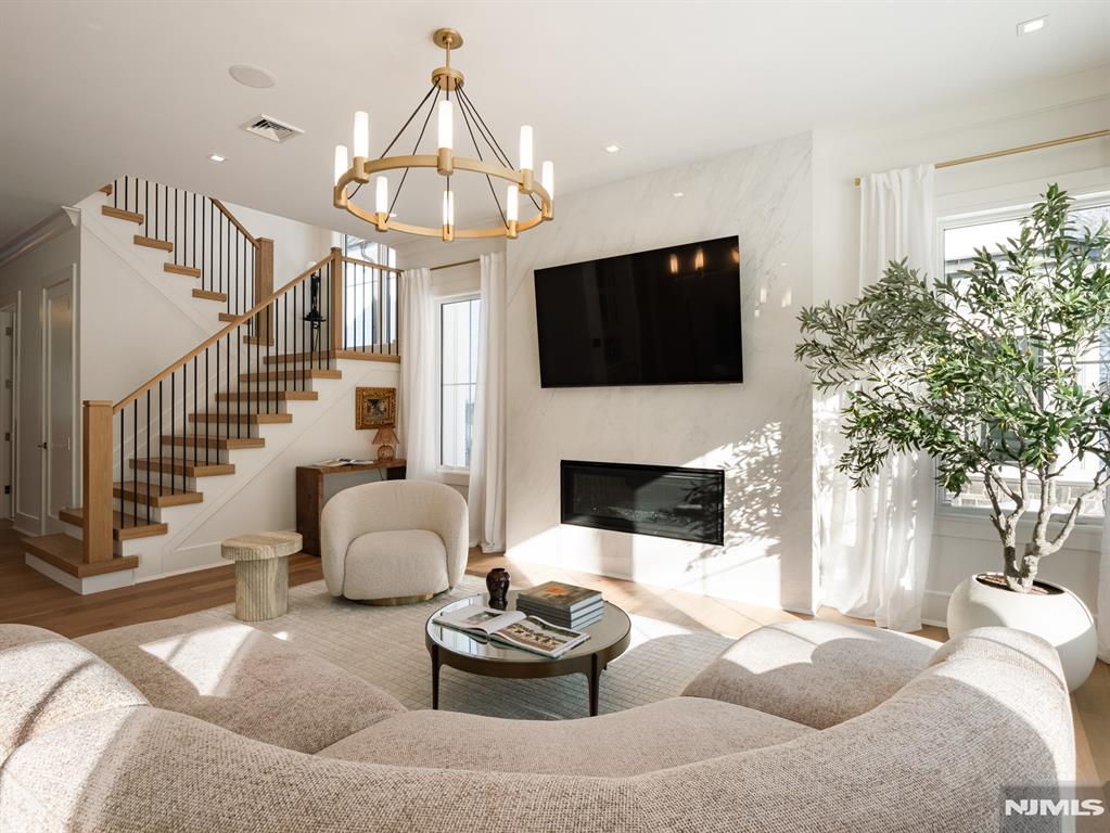 16-18 Paris Avenue 4