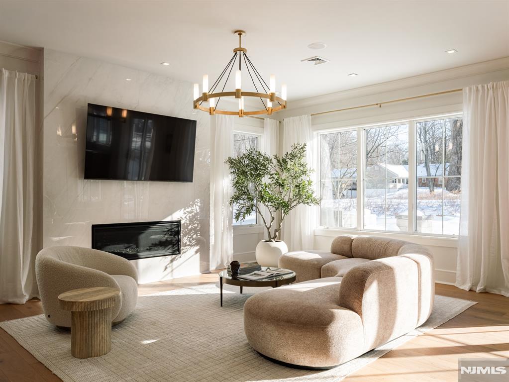 16-18 Paris Avenue 4