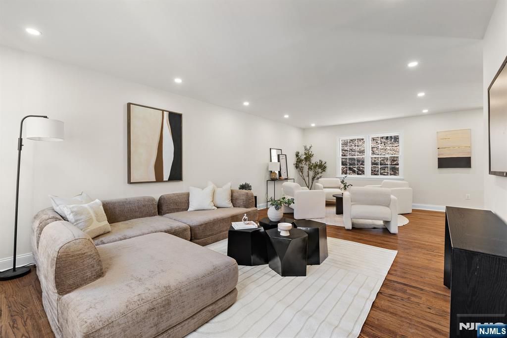 Photo of 10 Robert Court, Verona, NJ 07044 (MLS # 26011864)