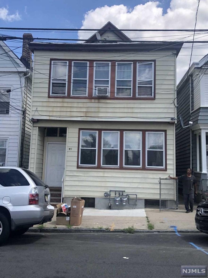 Loc in the Riverside Sec of town. Your apt has 4 Br's Large LR, Large EIK, Mod CT Bath. Collect rent from similar apt