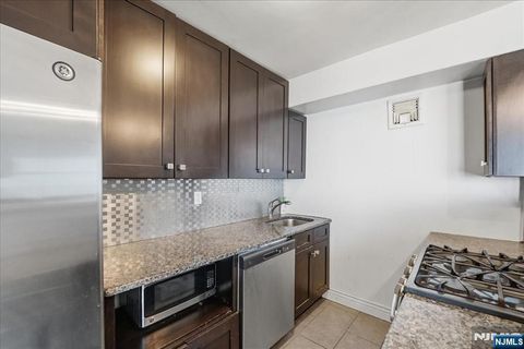 Photo of 6040 Boulevard E #21j, West New York, NJ 07093 (MLS # 26014571)