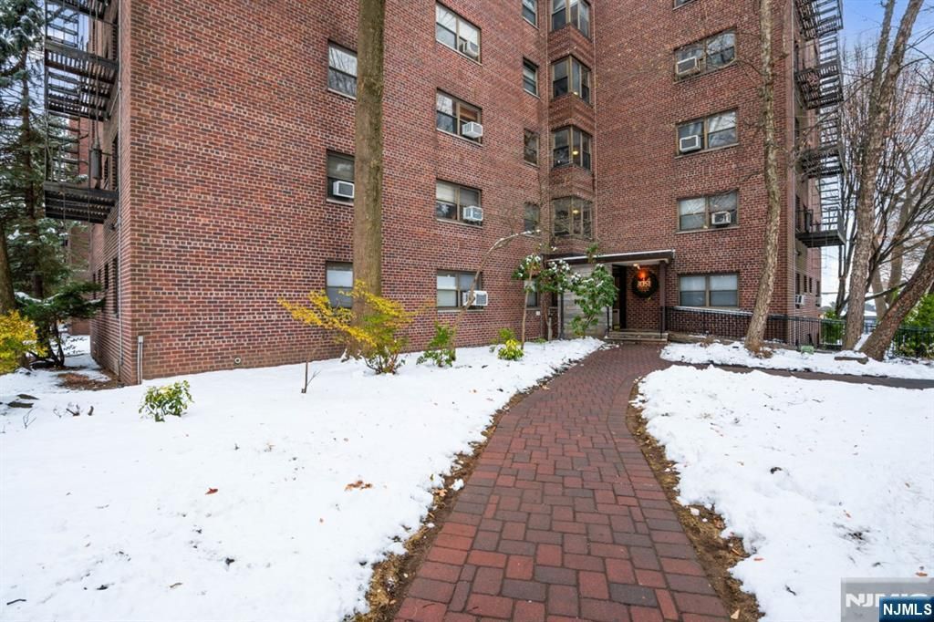 Photo of 3051 Edwin Ave #1B, Fort Lee, NJ 07024 (MLS # 25038200)