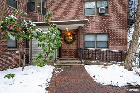 Photo of 3051 Edwin Ave #1B, Fort Lee, NJ 07024 (MLS # 25038200)