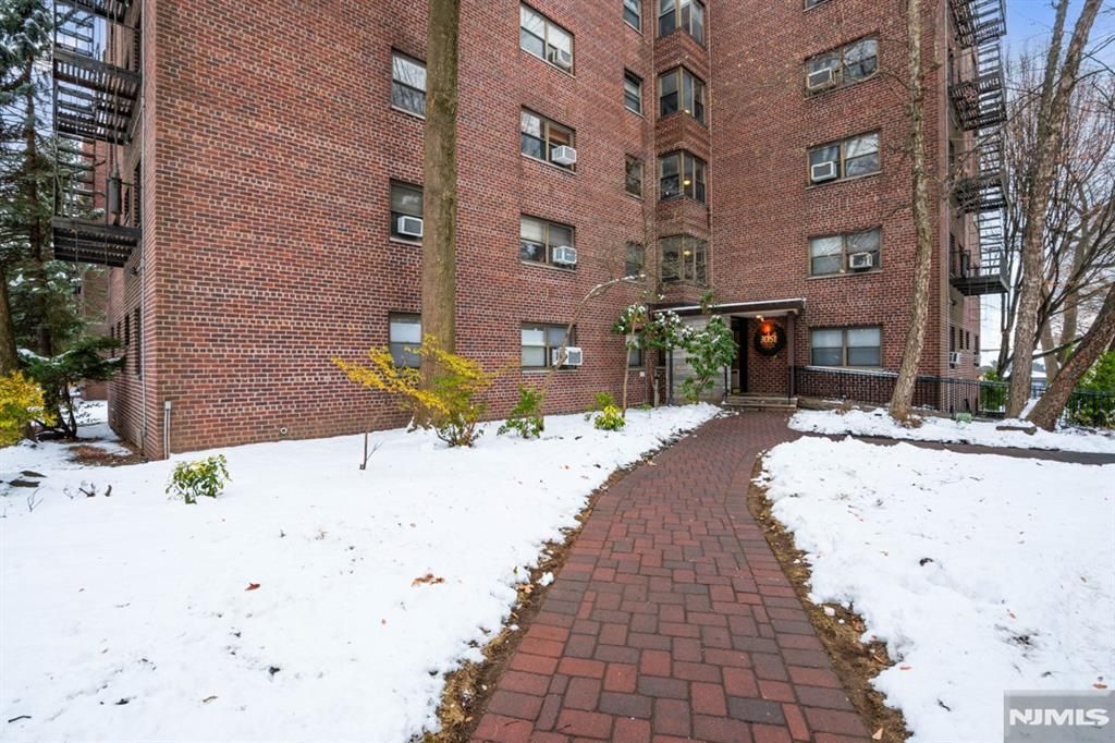 Photo of 3051 Edwin Ave #1B, Fort Lee, NJ 07024 (MLS # 25038200)