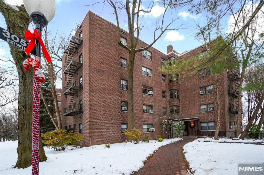 Photo of 3051 Edwin Ave #1B, Fort Lee, NJ 07024 (MLS # 25038200)