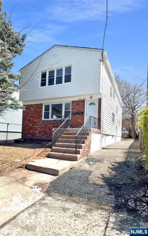 420422 Fabyan Place, Newark, New Jersey - 6 Bedrooms  
2 Bathrooms  
12 Rooms - 