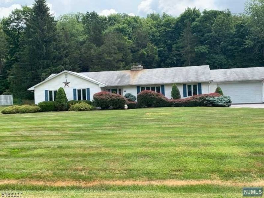 This home has a great location on a corner lot. Desirable neighborhood with easy commuting to 95,15 and 23. Close to all schools.