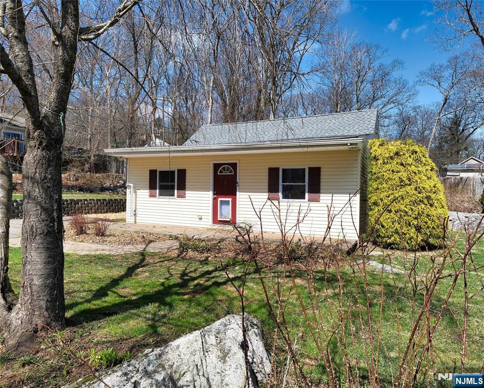 8 Quinton Rd, West Milford, New Jersey - 2 Bedrooms  
1 Bathrooms  
5 Rooms - 