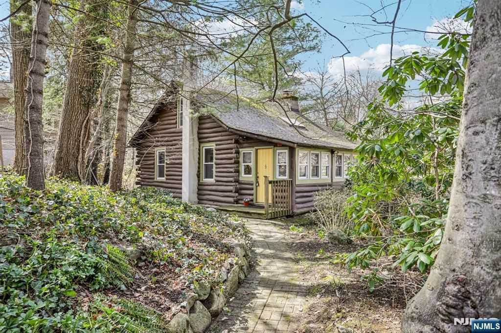 Photo of 6 West Circle, Ringwood, NJ 07456 (MLS # 26010437)