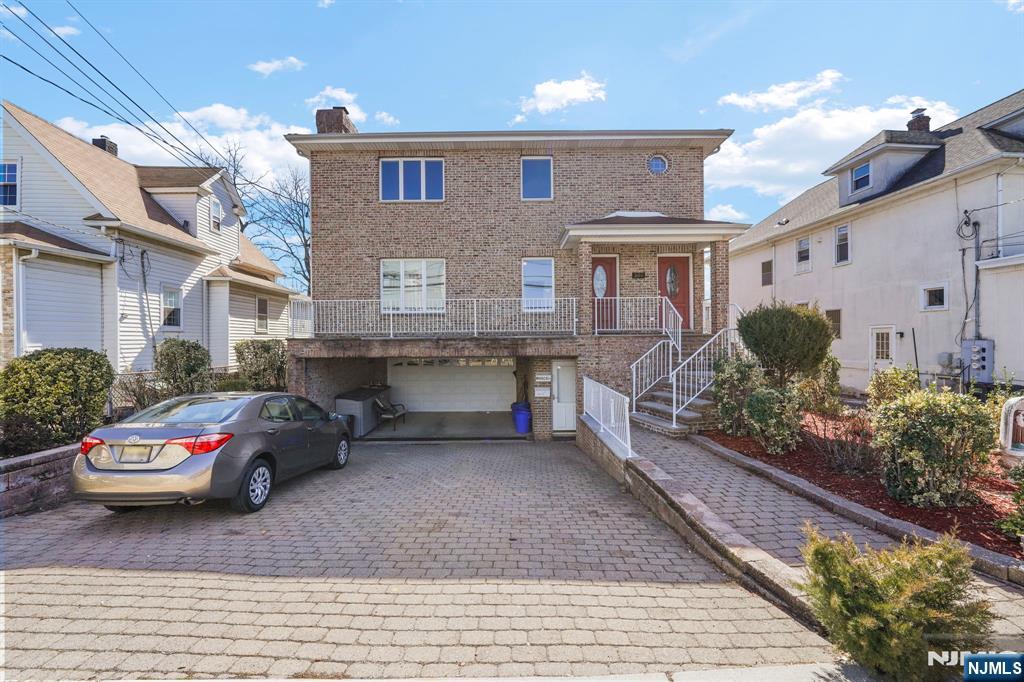1604 John Street, Fort Lee, New Jersey - 6 Bedrooms  
5 Bathrooms  
15 Rooms - 