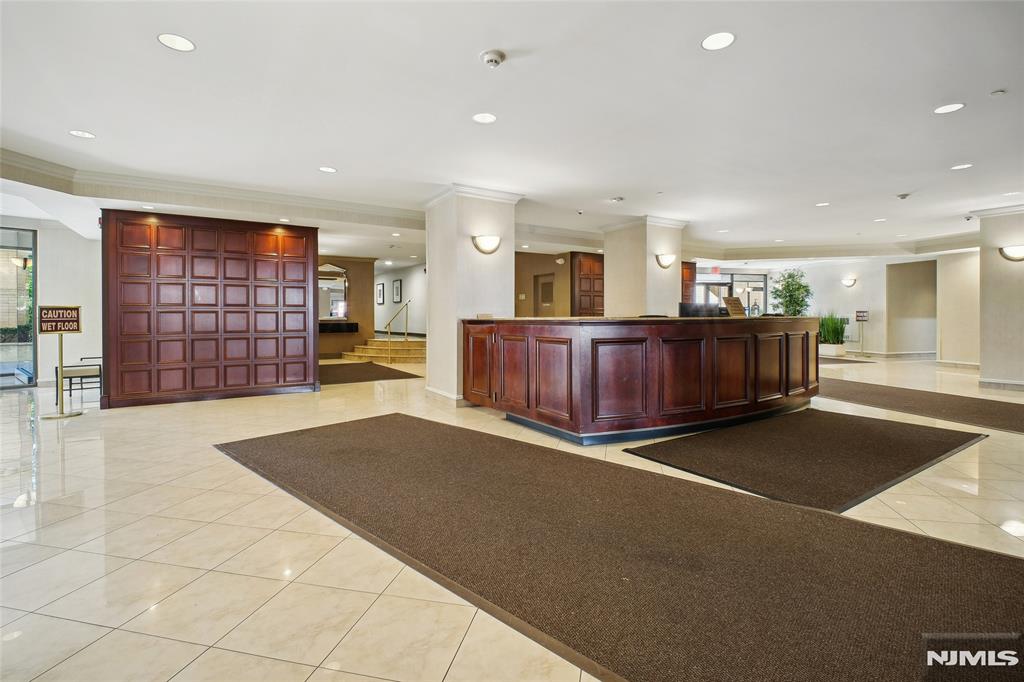 2200 N Central Road 6U