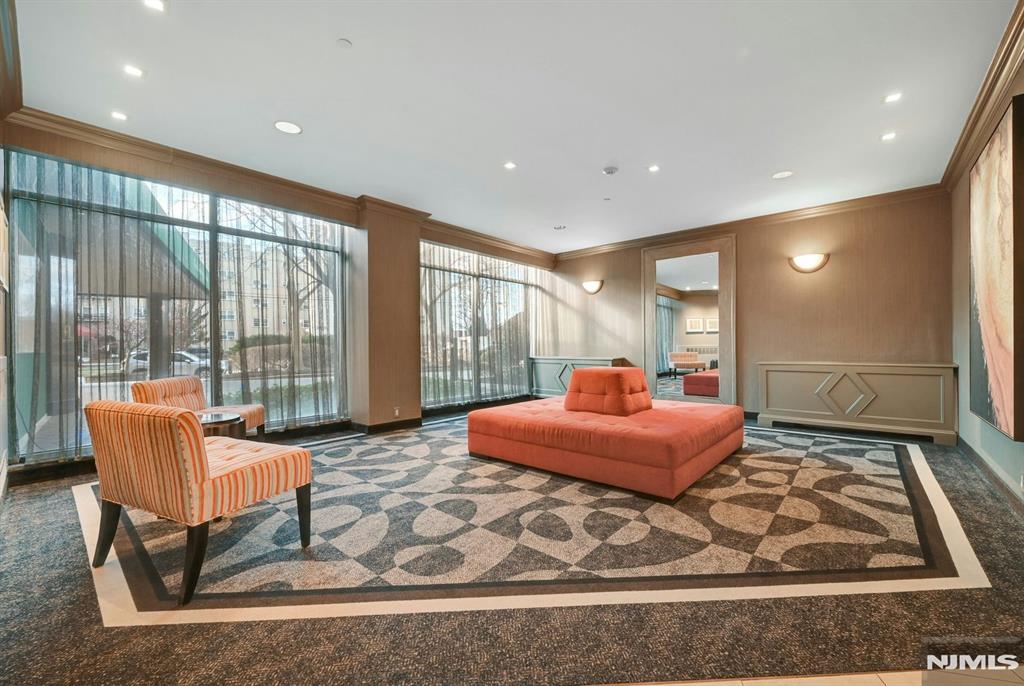 2200 N Central Road 6U