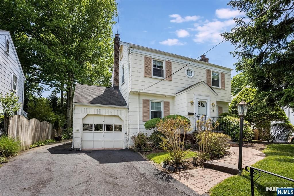 Photo of 26 Crestview Hill Road, Livingston, NJ 07039 (MLS # 26019360)