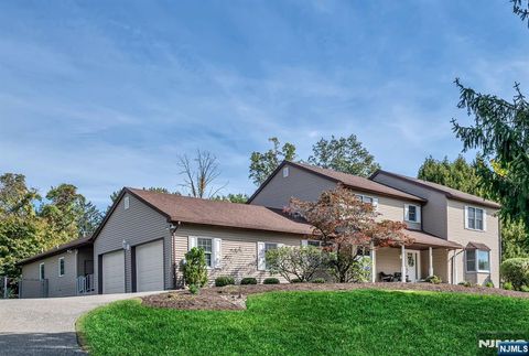 Photo of 15 Cobbler Lane, Mahwah, NJ 07430 (MLS # 26003413)