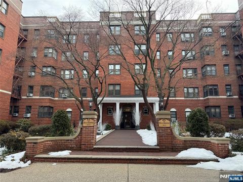 Photo of 100 Prospect Ave #2L, Hackensack, NJ 07601 (MLS # 26006784)