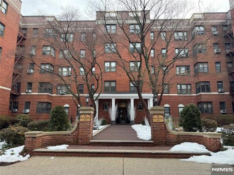 Photo of 100 Prospect Ave #2L, Hackensack, NJ 07601 (MLS # 26006784)