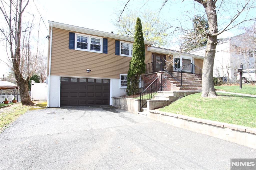 38 Porter Road, West Orange, New Jersey - 3 Bedrooms  
2.5 Bathrooms  
9 Rooms - 